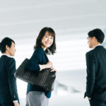 出社していきいきと働く従業員のイメージ