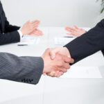 契約や協定を締結した企業と従業員