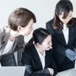 別の部署からインターンで配属された従業員を指導する従業員とその上司