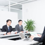 リアル面接や面談をしている応募者と面接官もしくは従業員と人事部門の担当者