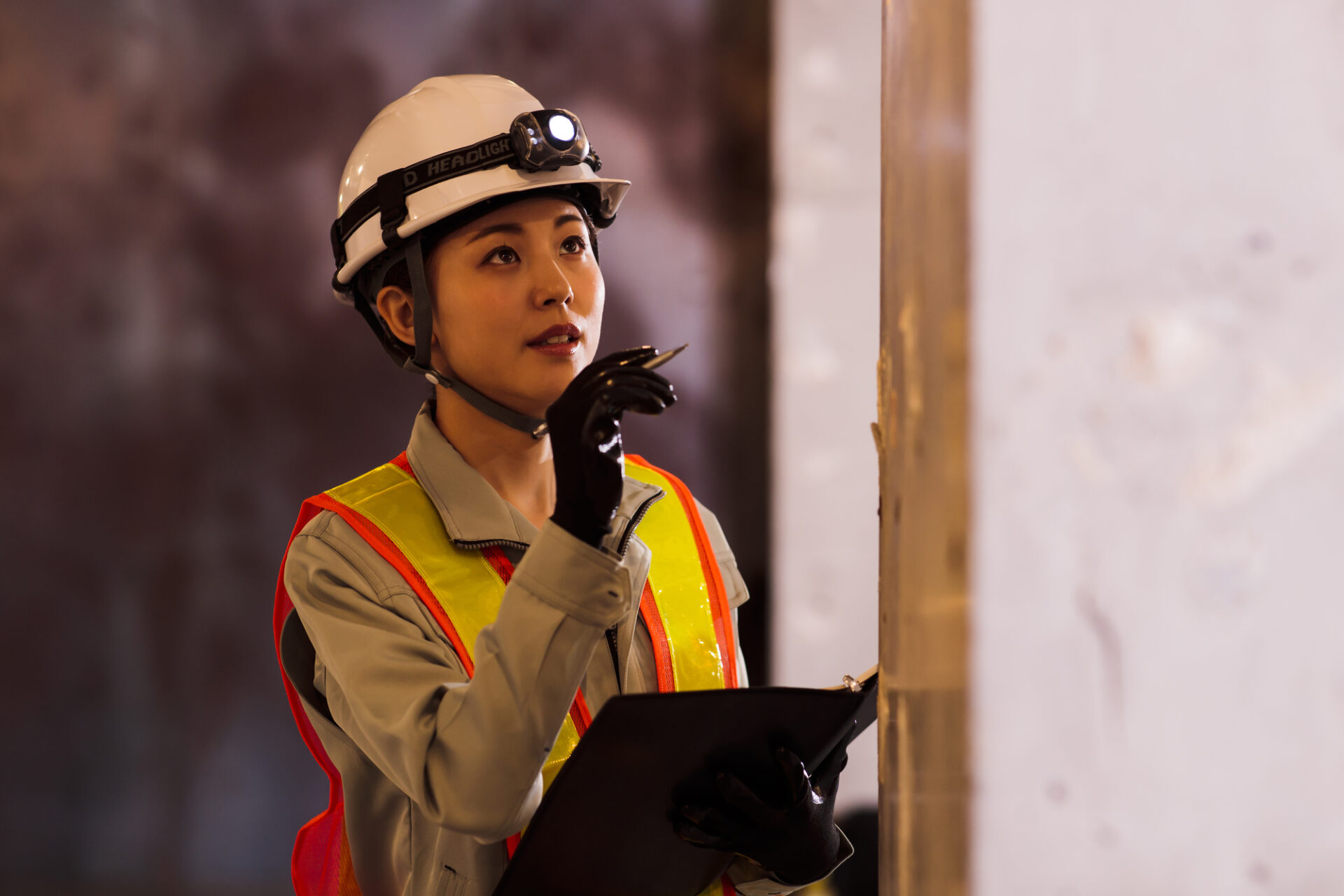 施工状況や作業環境をチェックする製造業の女性従業員