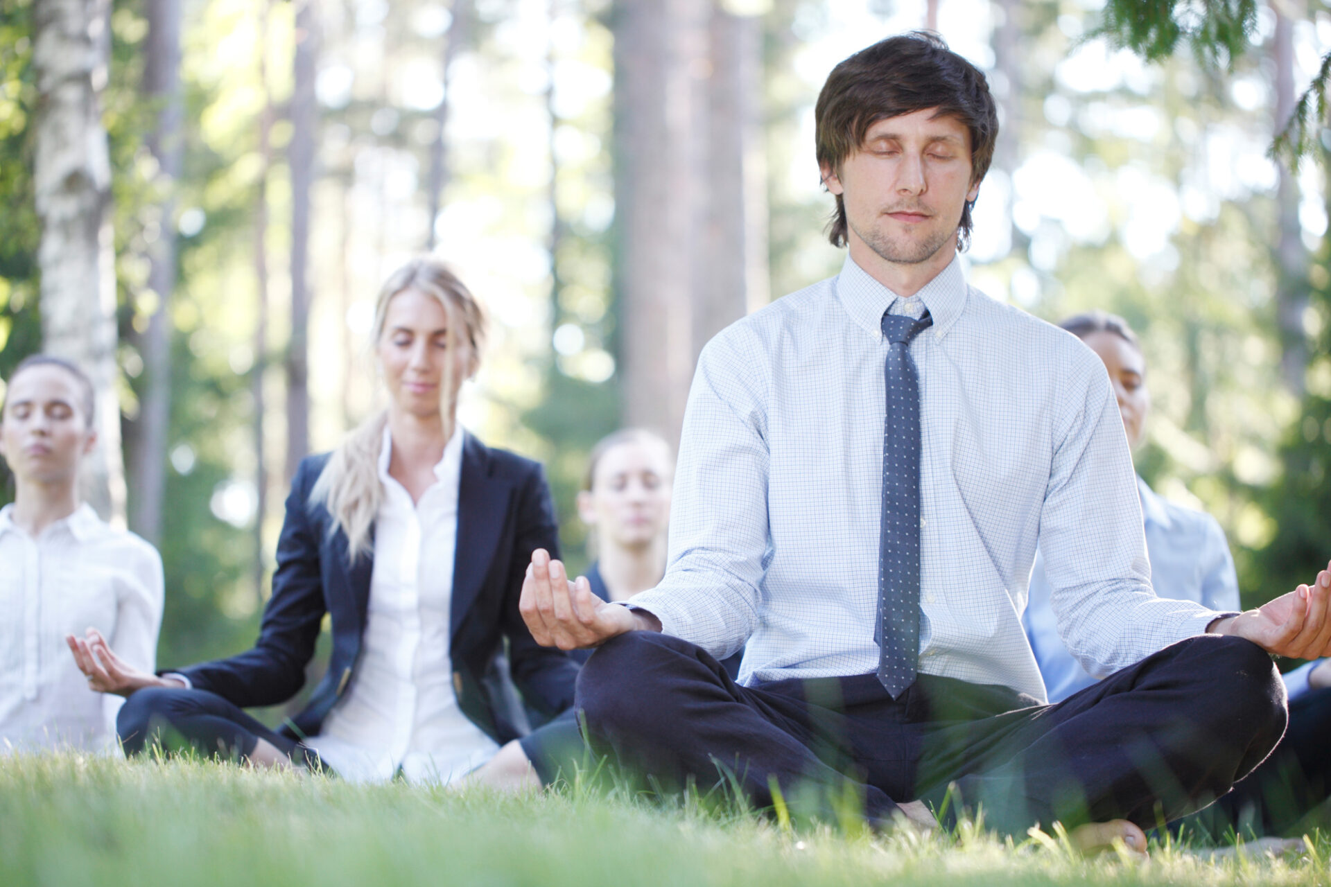 健康経営の一環として外で心を落ち着かせて瞑想している従業員