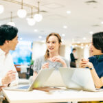 多様な人材がお互いに受容して一つのチームとなって業務に取り組むイメージ