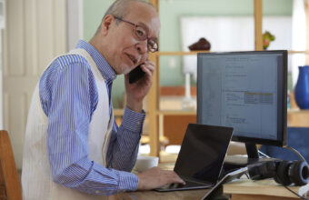 デジタルツールをフル活用して業務に取り組むシニア従業員