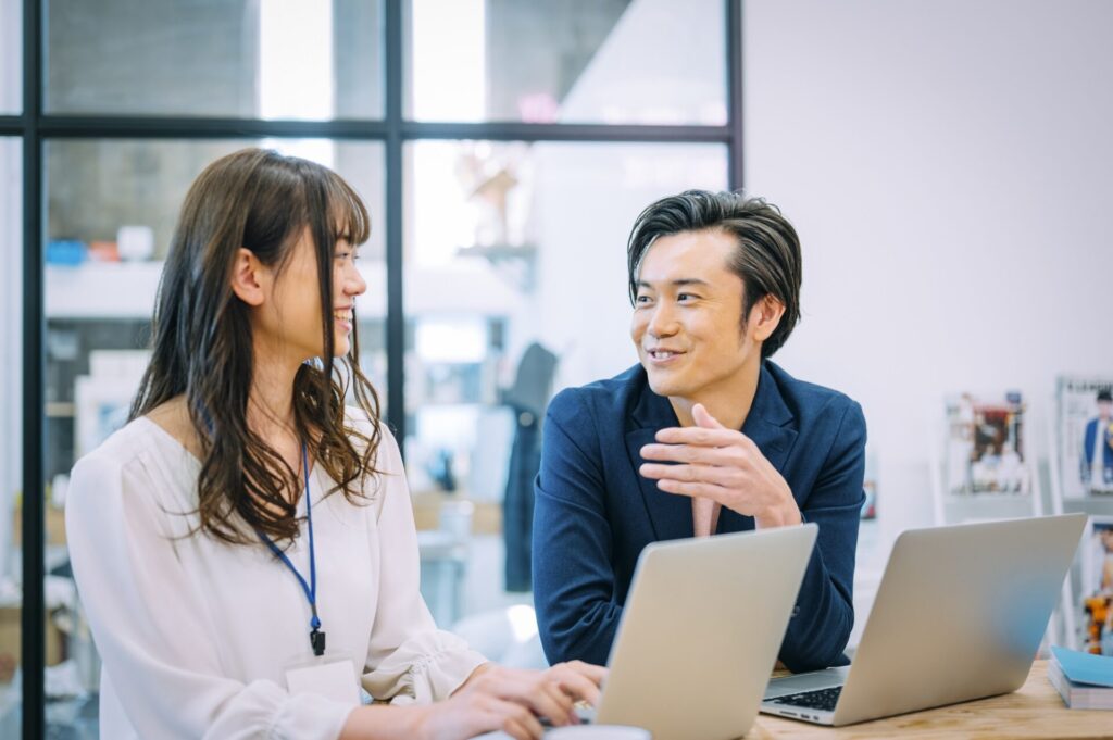 1on1で目標設定を検討している上司と部下の従業員