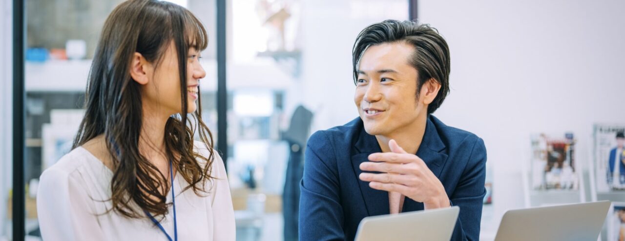 1on1で目標設定を検討している上司と部下の従業員