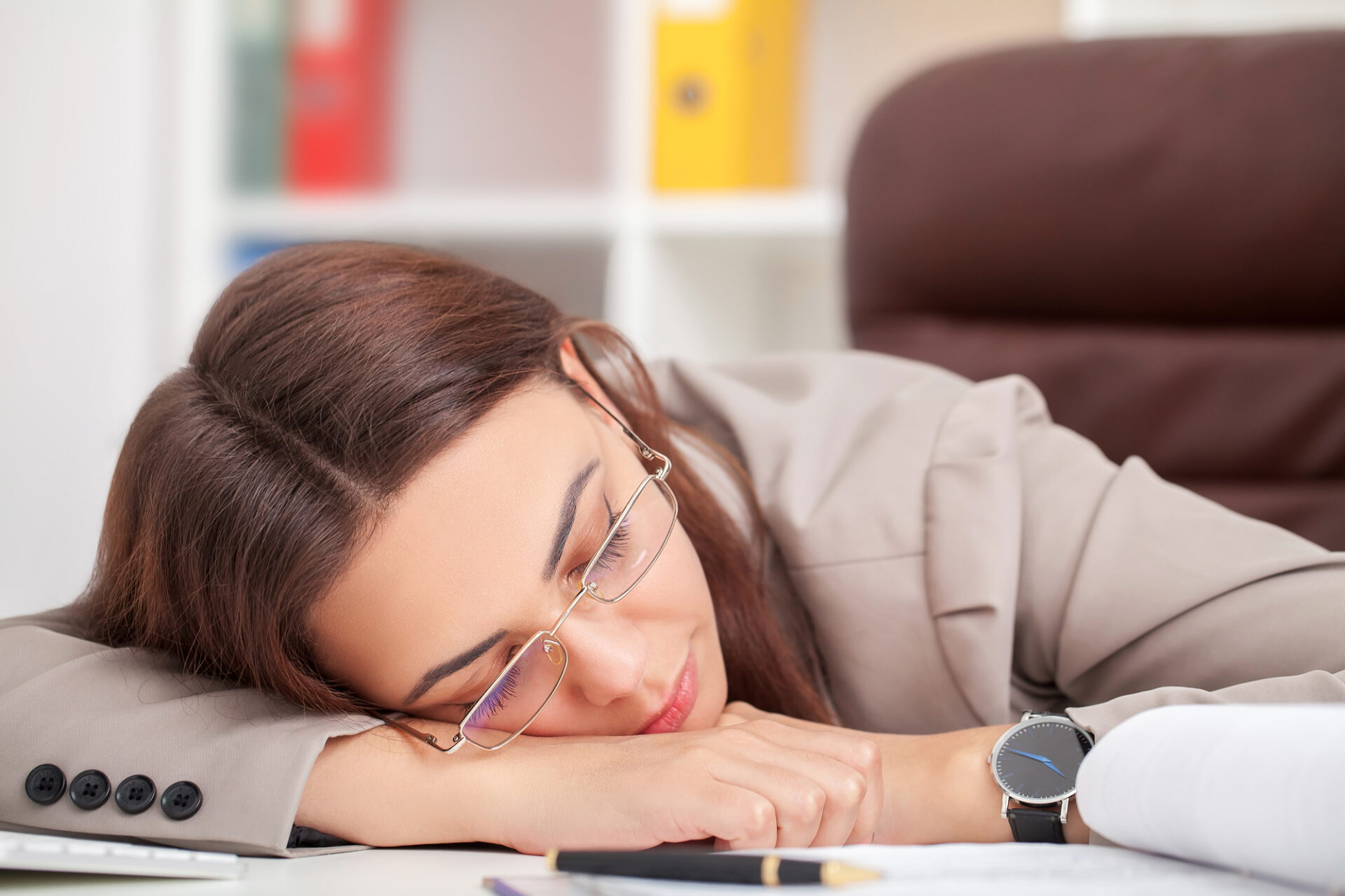 仕事の効率がアップする短時間の仮眠をとっている従業員