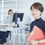 紙ベースの人材ポートフォリオを手に持つ人事部門の従業員