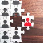 パズルのように様々な属性の人材が組み合わさって組織が機能するイメージ