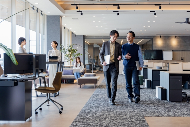 福利厚生が充実したオフィスで働く人々